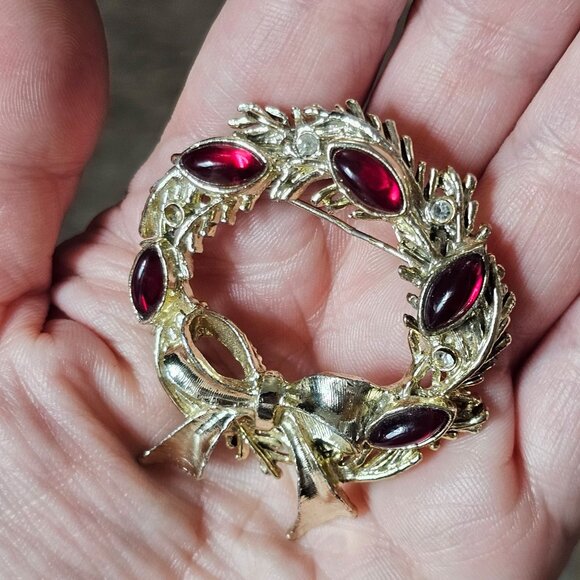 Vintage Tancer Gold-tone Wreath Brooch Pin With Ruby Red & Clear Stones MISSING1 - Picture 8 of 11